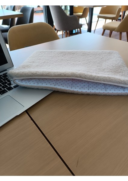 13, 14, 15, 16 inc Laptop Çantası Ekru Tedy Peluş Kumaş, Yumuşak Bilgisayar Kılıfı, % 100 Pamuklu Kalpli Astarlı iç yüzey ,Fermuarlı Notebook Çantası, Kapitoneli Koruyucu Laptop Kılıfı