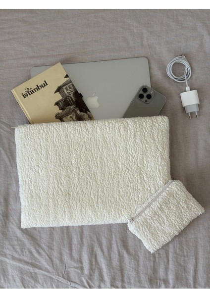 13, 14, 15, 16 inc Laptop Çantası Ekru Tedy Peluş Kumaş, Yumuşak Bilgisayar Kılıfı, % 100 Pamuklu Kalpli Astarlı iç yüzey ,Fermuarlı Notebook Çantası, Kapitoneli Koruyucu Laptop Kılıfı modelleri