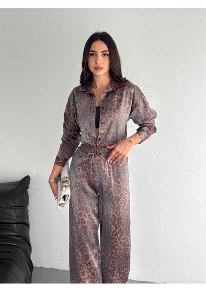 Parlak Leopar Desenli Floş Saten Kumaş Gömlekli Takım