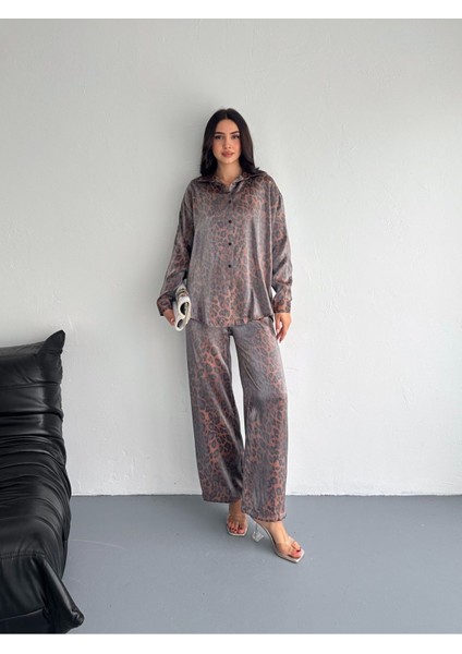 Parlak Leopar Desenli Floş Saten Kumaş Gömlekli Takım fiyatları