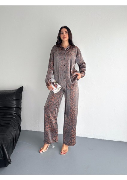 Parlak Leopar Desenli Floş Saten Kumaş Gömlekli Takım indirimleri