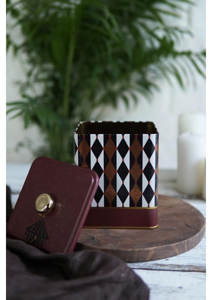 Circus Desenli Kare Metal Saklama Kabı 12X12 cm (Circus)