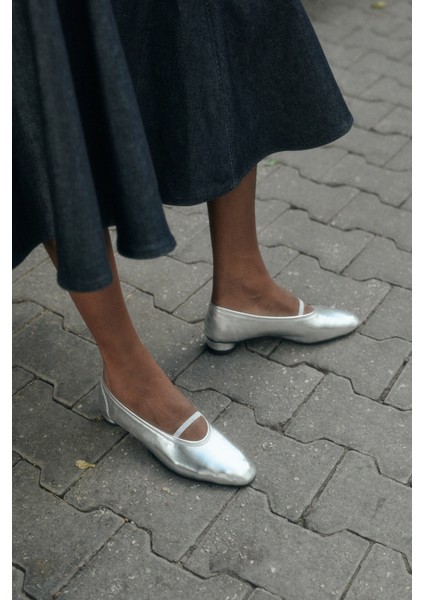 Babet 2527 - Lastik Bantlı Mini Topuklu Gümüş Kadın Babet fiyatları