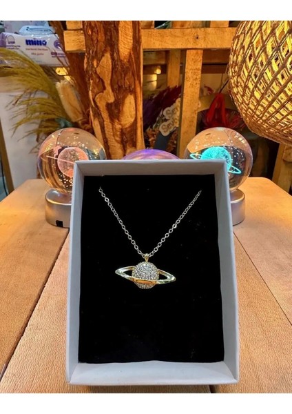 3D Renk Değiştiren Satürn Kız Kar Küresi ve Kararmaz Çelik Satürn Kolye Hediyelik Set fiyatları