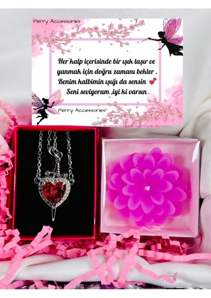 Kararmaz Çelik Kalp Kılıç Kolye ve Kokulu Pembe Lotus Mum Hediye Seti Pamuk Prenses ve Avcı Kolye