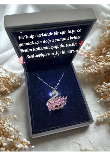 Işıklı Kutuda Kararmaz Çelik Pembe Zirkon Taş Kuğu Kolye Hediye Seti Sevgiliye Hediye Seti