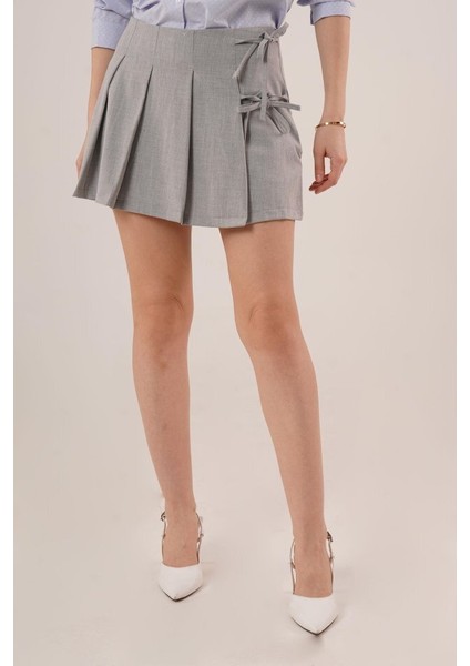 Önü Piliseli Yandan Bağlama Detaylı Gri Mini Şort Etek indirimleri