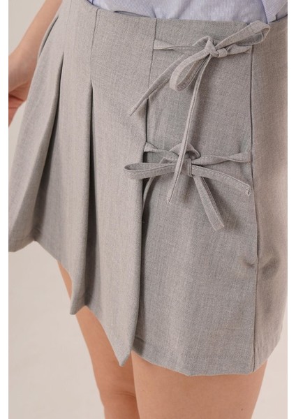 Önü Piliseli Yandan Bağlama Detaylı Gri Mini Şort Etek fiyatları