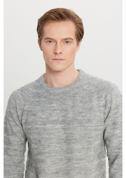 Standart Fit Normal Kesim Bisiklet Yaka Jakarlı Triko Kazak fırsatları