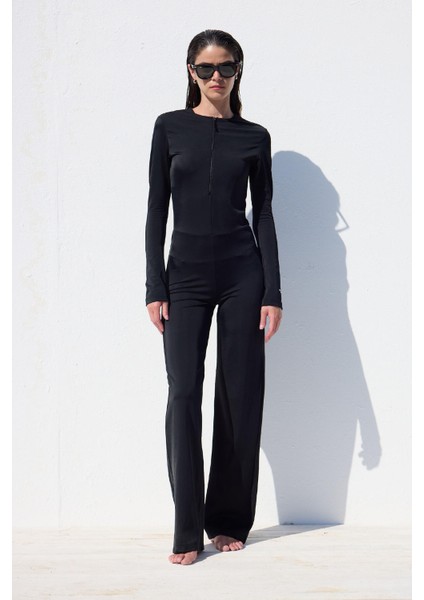 Kadın Siyah Uzun Kollu Fermuarlı Mat Kumaş Yüzücü Mayo Tulum – Konforlu ve Şık Plaj Tasarımı