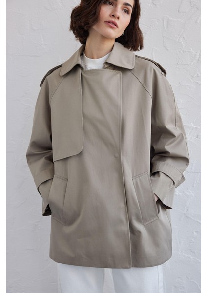 Kadın Oversize Kısa Trençkot – Pamuk Polyester, Düz Desen, Rüzgarlık ve Apoletli, Çağla Yeşili Baharlık