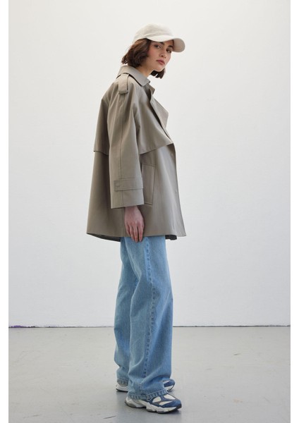 Kadın Oversize Kısa Trençkot – Pamuk Polyester, Düz Desen, Rüzgarlık ve Apoletli, Çağla Yeşili Baharlık