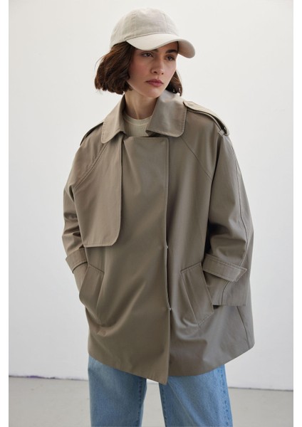 Kadın Oversize Kısa Trençkot – Pamuk Polyester, Düz Desen, Rüzgarlık ve Apoletli, Çağla Yeşili Baharlık
