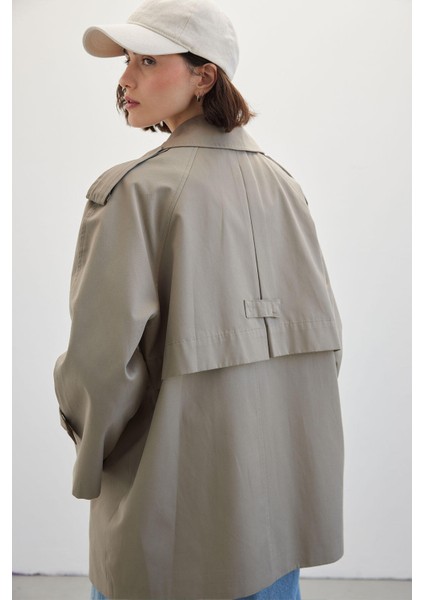 Kadın Oversize Kısa Trençkot – Pamuk Polyester, Düz Desen, Rüzgarlık ve Apoletli, Çağla Yeşili Baharlık