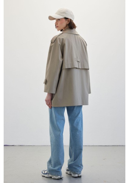Kadın Oversize Kısa Trençkot – Pamuk Polyester, Düz Desen, Rüzgarlık ve Apoletli, Çağla Yeşili Baharlık