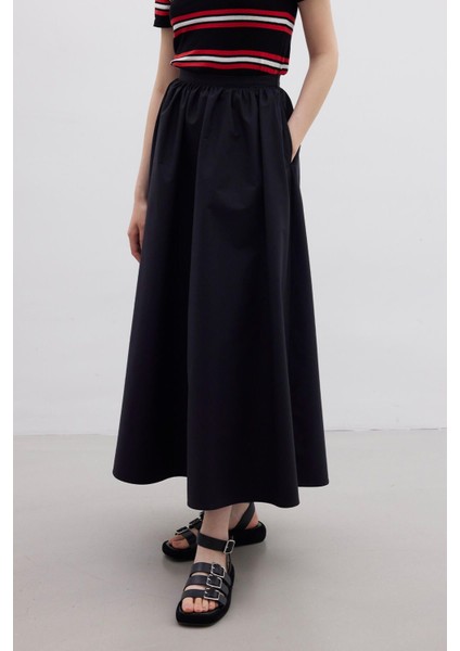 Kadın Siyah Volanlı Pamuklu Poplin Etek – Büzgülü Bel, Yan Cepli, Bluz ve Eşarpla Kolay Kombin