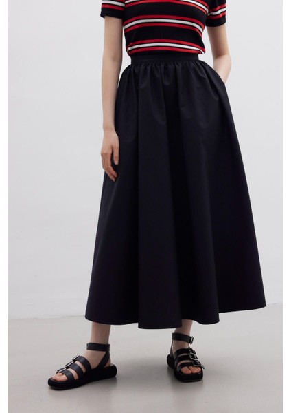 Kadın Siyah Volanlı Pamuklu Poplin Etek – Büzgülü Bel, Yan Cepli, Bluz ve Eşarpla Kolay Kombin