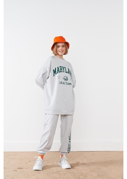 Tesettür Kadın Sweatshirt ve Lastikli Pantolon Takım – Pamuklu, Baskılı, Rahat Kesim, Günlük ve Konforlu