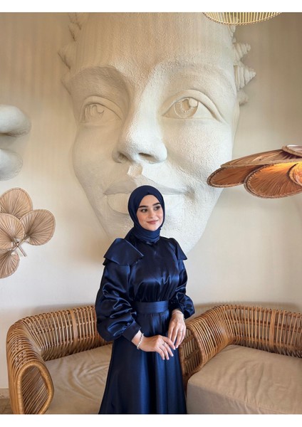 Cindy Kadın Tesettür Lacivert Saten Uzun Kollu Düz Desen Abiye – Özel Gün ve Davetler İçin Şık Seçenek