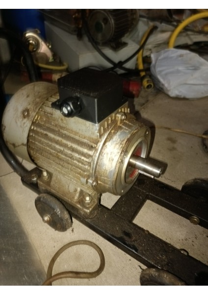 Yeni Bir Elektrik Motorunun Terminal Bloğunun Tıklaması (Plastik Aparattır!!!)