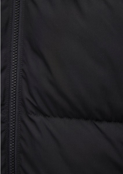 Erkek Siyah Kapüşonlu Orta Kalınlıkta Şişme Mont – Regular Fit, Fermuarlı Cepli Kışlık Dış Giyim