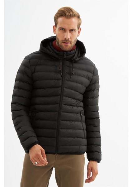 Erkek Siyah Kapüşonlu Günlük Şişme Mont – Su Geçirmez ve Su İtici Kumaş, Soğuk Hava Koruması