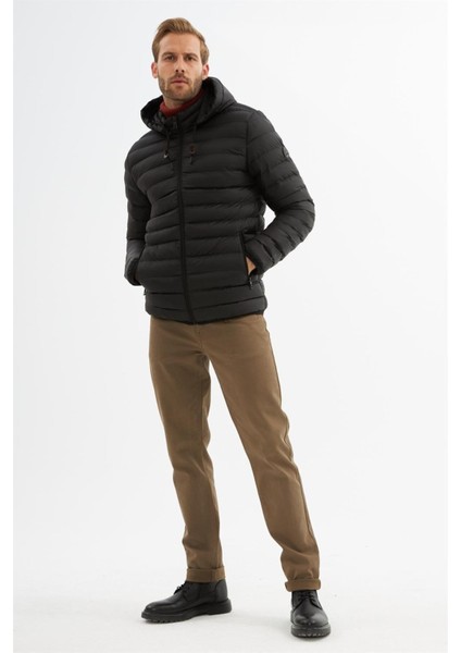 Erkek Siyah Kapüşonlu Günlük Şişme Mont – Su Geçirmez ve Su İtici Kumaş, Soğuk Hava Koruması