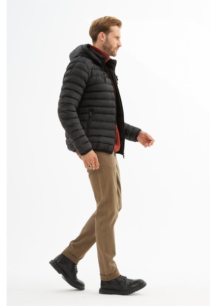 Erkek Siyah Kapüşonlu Günlük Şişme Mont – Su Geçirmez ve Su İtici Kumaş, Soğuk Hava Koruması