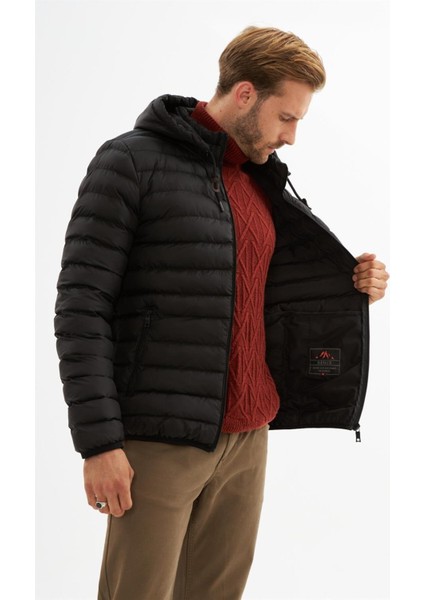 Erkek Siyah Kapüşonlu Günlük Şişme Mont – Su Geçirmez ve Su İtici Kumaş, Soğuk Hava Koruması