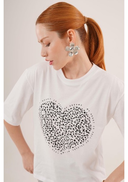 Kalp Baskılı Crop Beyaz Tişört modelleri