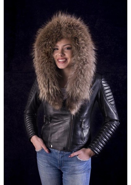 Hakiki Kuzu Derisi Siyah Yaka Kürklü Kol Işlemeli Kadın Deri Mont