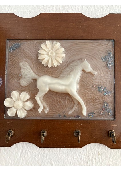 - Inci Beyazı At Figürlü - Epoksi Ahşap Anahtar Askılığı (Tek Ürün) - Ebat : 24 x 29 cm