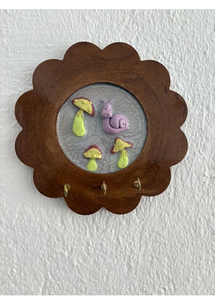 - Salyangoz ve Mantar Figürlü - Epoksi Ahşap Anahtar Askılığı (Tek Ürün) - Çap: 18 cm