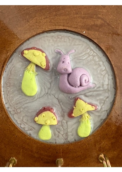 - Salyangoz ve Mantar Figürlü - Epoksi Ahşap Anahtar Askılığı (Tek Ürün) - Çap: 18 cm fiyatları