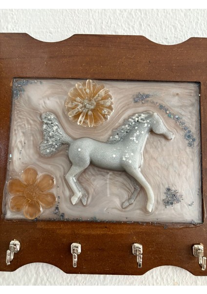 - Gümüş At Figürlü - Epoksi Ahşap Anahtar Askılığı (Tek Ürün) - Ebat : 24 x 29 cm fiyatları