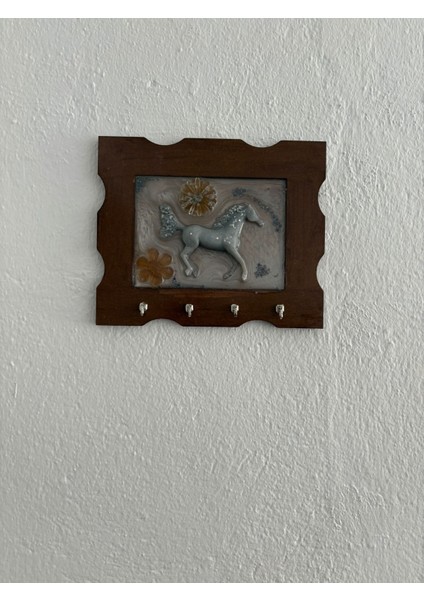 - Gümüş At Figürlü - Epoksi Ahşap Anahtar Askılığı (Tek Ürün) - Ebat : 24 x 29 cm modelleri