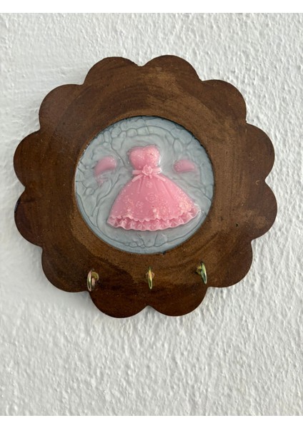 - Pembe Elbise Figürlü - Epoksi Ahşap Anahtar Askılığı (Tek Ürün) - Çap: 18 cm