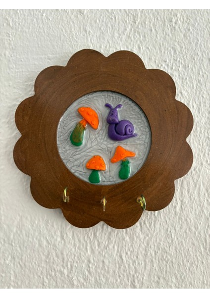 - Mor Salyangoz ve Mantar Figürlü - Epoksi Ahşap Anahtar Askılığı (Tek Ürün) - Çap: 18 cm