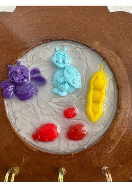 - Mor Arı ve Mavi Uğur Böceği Figürlü - Epoksi Ahşap Anahtar Askılığı (Tek Ürün) - Çap: 18 cm fiyatları