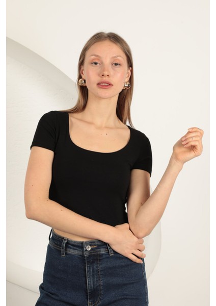 Siyah U Yaka Kısa Kollu Bluz