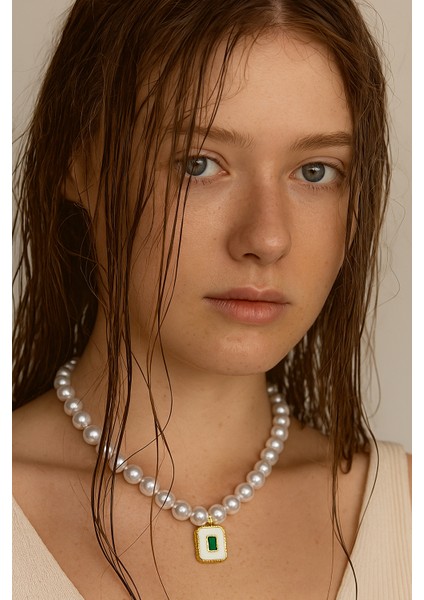 Incili Altın Çerçeveli Beyaz Zümrüt Kolye