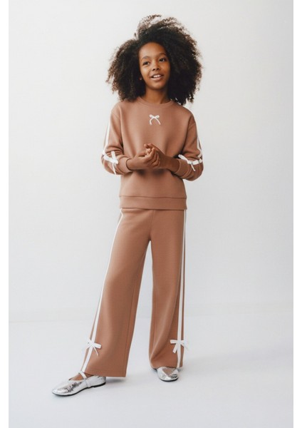 Kız Çocuk Pamuklu Kiremit Fiyonk Nakışlı Sweatshirt ve Şeritli Eşofman Takım