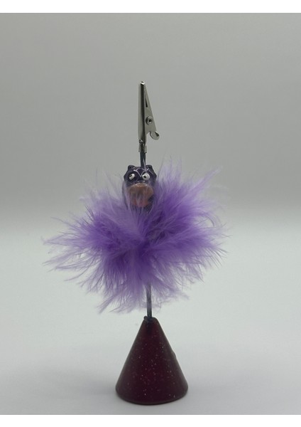 Mor Tüylü Inek Tasarımlı Masaüstü Not Tutucu – Eğlenceli & Klipsli Kartlık