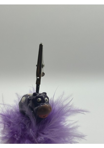 Mor Tüylü Inek Tasarımlı Masaüstü Not Tutucu – Eğlenceli & Klipsli Kartlık modelleri