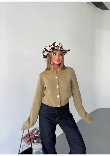 Şık Kadın Hırka – Kalp Düğmeli Triko Tasarım