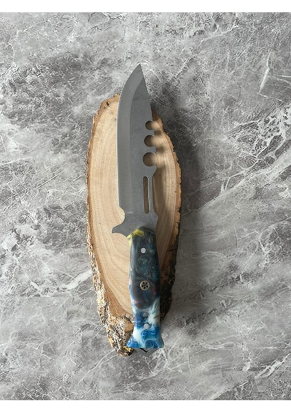 4034 Çelik Kamp ve Av Bıçağı – Mavi-Beyaz Epoksi Kabzeli, El Yapımı, Cam Kırmalı – 26,5 cm