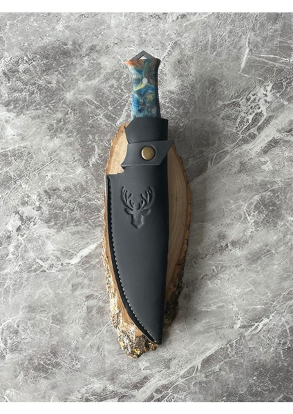 4034 Çelik Kamp ve Av Bıçağı – Mavi-Beyaz Epoksi Kabzeli, El Yapımı, Cam Kırmalı – 26,5 cm