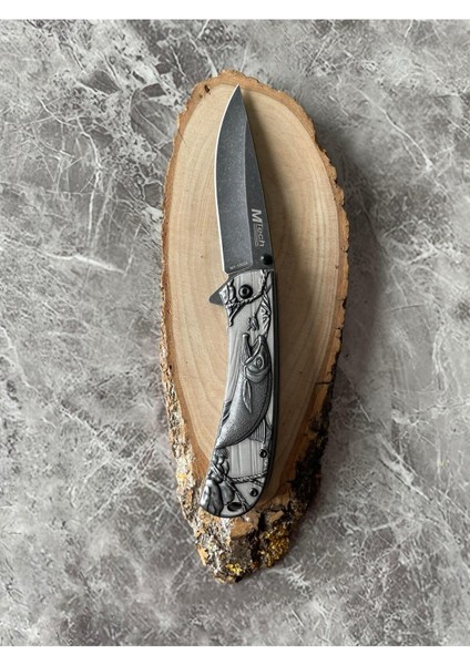 Mtech MT1002E Kamp Çakısı – Karbon Kaplama, Balık Işlemeli Kabze, Klipsli, Outdoor & Hediyelik