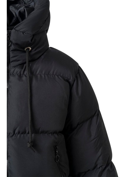 Kadın Siyah Kapüşonlu Kısa Şişme Mont fiyatları