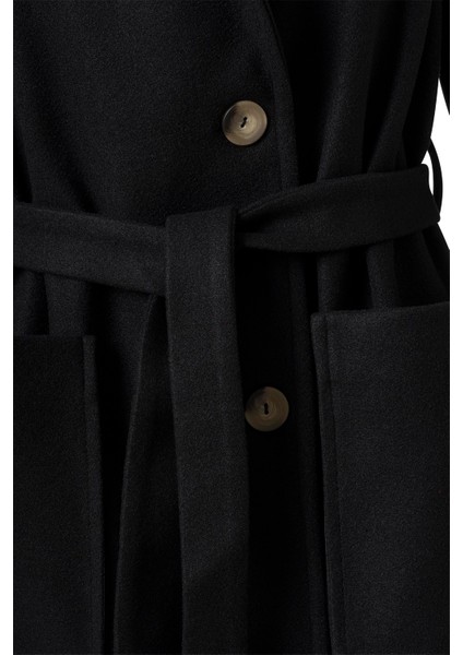 Kadın Siyah Kol Apoletli Kuşaklı Kaşe Kaban